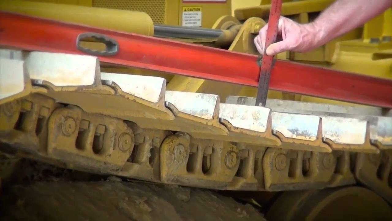 Проверка натяжения гусеницы бульдозера Проверка натяжения гусеницы бульдозера
